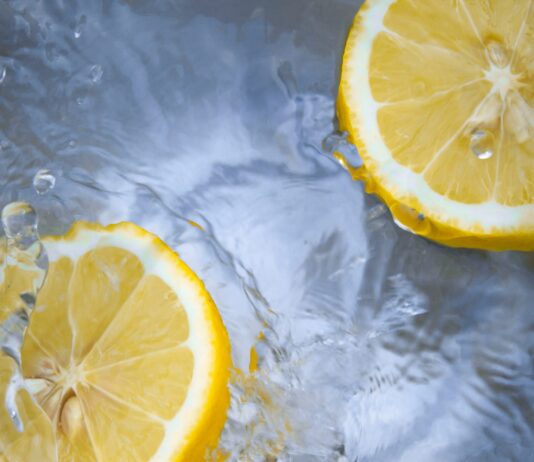 5 Reasons to Start the Day off with Lemon Water